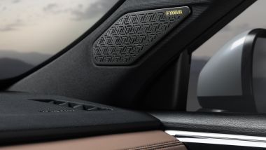 Nuovo Mitsubishi Outlander PHEV 2025, Yamaha firma l'impianto audio