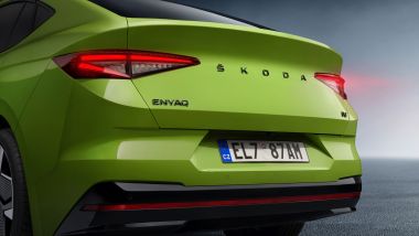 Nuovo Skoda Enyaq Coupé iV 2022: la fascia rossa nel paraurti posteriore per la versione RS
