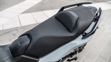 Nuovo Sym Maxsym TL 500: la sella è comoda per guidatore e passeggero. Lunghi i maniglioni posteriori per tenersi bene