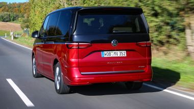 Nuovo Volkswagen Multivan eHybrid: visuale di 3/4 posteriore