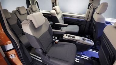 Nuovo Volkswagen Multivan: la seconda fila di sedili col tavolino scorrevole