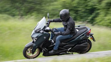 Nuovo Yamaha XMAX 300 Tech MAX: anche buon comfort con lo scooter di Iwata