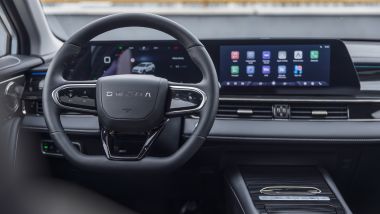 Omoda 5 SHS-H: volante multifunzione e due display da 12,3'' per cruscotto e infotainment
