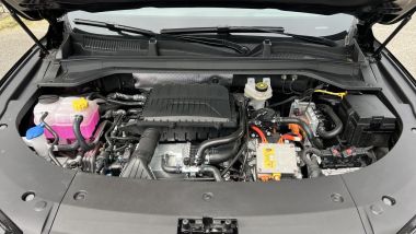 Omoda 9 Super Hybrid: 4 cilindri 1.5 turbo-benzina Ciclo Miller con 3 motori EV per 537 CV
