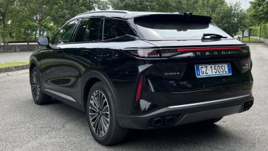 Omoda 9 Super Hybrid: la coda dal taglio sportivo con i fari a LED e la barra luminosa
