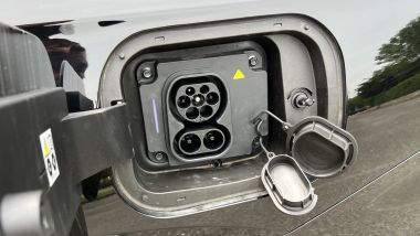 Omoda 9 Super Hybrid: la presa di ricarica CC fino a 65 kW per ridurre i tempi alle colonnine