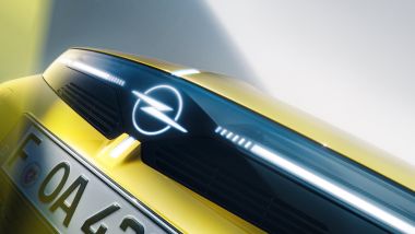 Opel Astra e Astra Sports Wagon: un dettaglio sul nuovo frontale con il logo del Blitz illuminato