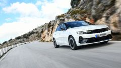 Opel Astra GSe 2023, motore plug-in 225 cv. Prova video, opinioni