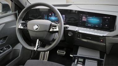 Opel Astra Hybrid, il posto di guida