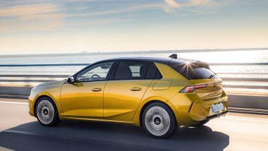 Opel Astra PHEV 2025: debutta la bestseller con motore ibrido alla spina più efficiente