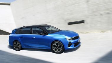 Opel Astra PHEV 2025: nuova batteria da 17,2 kWh anche per la versione Sports Tourer