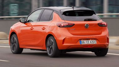 Opel Corsa-e Blitz: la piccola elettrica di 3/4 posteriore