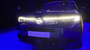 Opel Grandland 2024: al buio per verificare l'efficacia del sofisticato impianto d'illuminazione