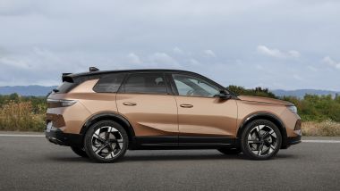 Opel Grandland 2024: debutta il nuovo SUV con motori ibridi-benzina ed elettrico