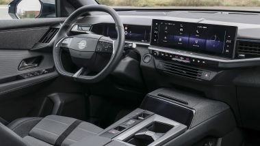 Opel Grandland Hybrid: abitacolo moderno e versatile