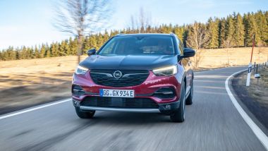 Opel Grandland X Hybrid4, 300 cv e 50 km di autonomia in EV