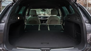 Opel Insignia 2.0 CDTI Ultimate: bagagliaio con sedili abbassati