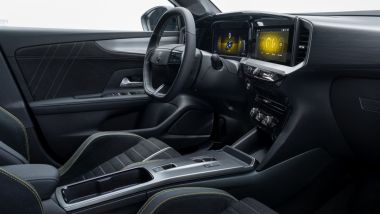 Opel Mokka GSE: gli interni del B-SUV elettrico sono sportivi e ospitali per quattro persone