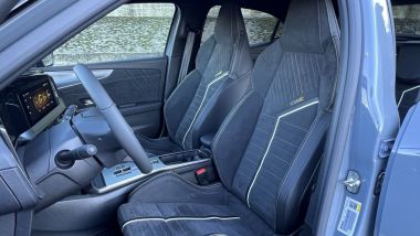 Opel Mokka GSE: i sedili sportivi anteriori rivestiti in Alcantara e riscaldabili come il volante