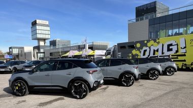 Opel Mokka GSE: il B-SUV sportivo a batterie nei paddock della pista di Jarama in Spagna