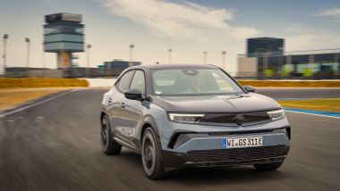 Opel Mokka GSE: il piccolo SUV se la cava bene anche fra i cordoli di un circuito