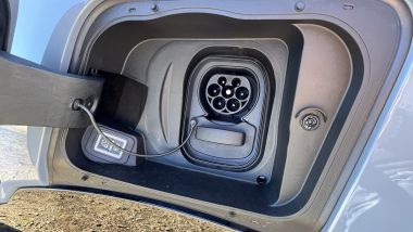 Opel Mokka GSE: la presa di ricarica accetta fino a 100 kW in corrente continua