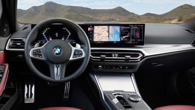 Optional in abbonamento BMW: l'abitacolo di un modello recente con Curved Display