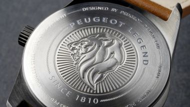 Orologi Armand Peugeot, l'incisione sulla cassa