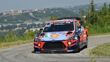 Ott Tanak al Rally d'Alba 2020 con la Hyundai i20 WRC Plus