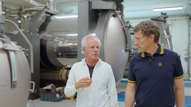 Pagani: Horacio Pagani spiega le diverse fasi di lavorazione a Mat Watson di CarWow