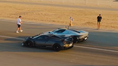 Pagani Huayra Roadster BC e Ferrari Daytona SP3 affiancate sulla drag strip