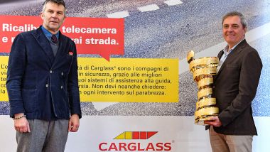 Paolo Bellino, AD RCS Sport e Fabio Felisi, GM Belron Italia con il Trofeo Giro d'Italia