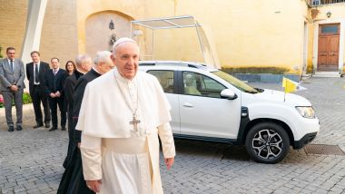 Papa Francesco riceve la Dacia Duster 4x4