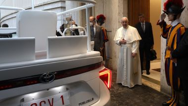 Papa Francesco riceve la sua nuova papamobile basata sulla Toyota Mirai a idrogeno