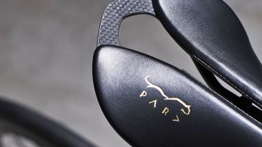 Pard Design ESTREMA: la sella custom in fibra di carboio e pelle con il logo