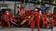 Paura al box Ferrari. Raikkonen investe un meccanico e si ritira dal GP Bahrain