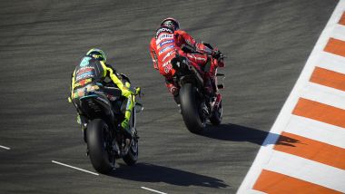 Pecco Bagnaia (Ducati) e Valentino Rossi (Yamaha) a Valencia 2021