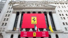 Perché Ferrari in Borsa supera Stellantis per valore di mercato