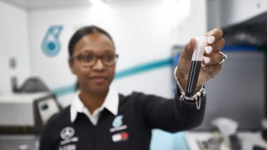 Petronas, Stephanie Travers analizza i fluidi della Mercedes di Hamilton e Bottas