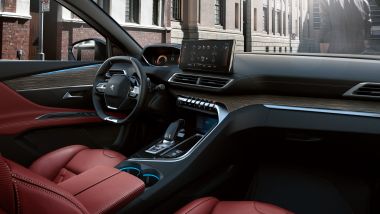 Peugeot 3008 2021, gli interni opzionali in pelle nappa rossa e finiture in legno