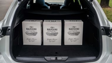 Peugeot 308 SW, il bagagliaio pieno di bottiglie di grappa Nardini