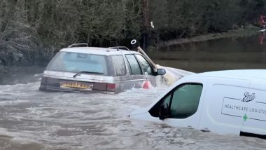Peugeot 405 a prova di diluvio (YouTube / Bengregers)