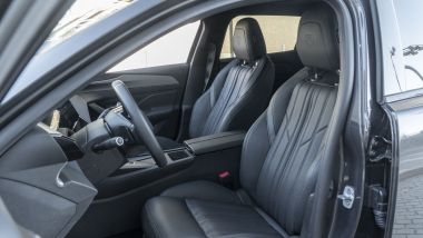 Peugeot 408 GT Hybrid: grande comfort con sedili regolabili elettricamente e con massaggio