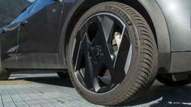Peugeot 408 GT Hybrid: i cerchi in lega leggera aerodinamici misurano 20'' 