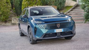 Peugeot 5008 Hybrid, il nuovo frontale