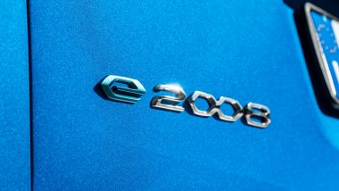 Peugeot e-2008: il bagde sul portellone