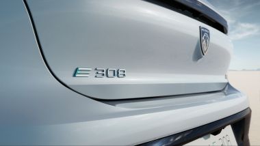 Peugeot E-308 il badge posteriore