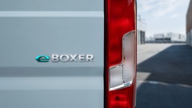 Peugeot e-Boxer elettrico: il logo sul portellone