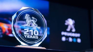 Peugeot e il logo che richiama i 210 anni
