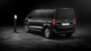 Peugeot e-Traveller: la batteria da 75 kWh e 330 km di autonomia arriverà successivamente